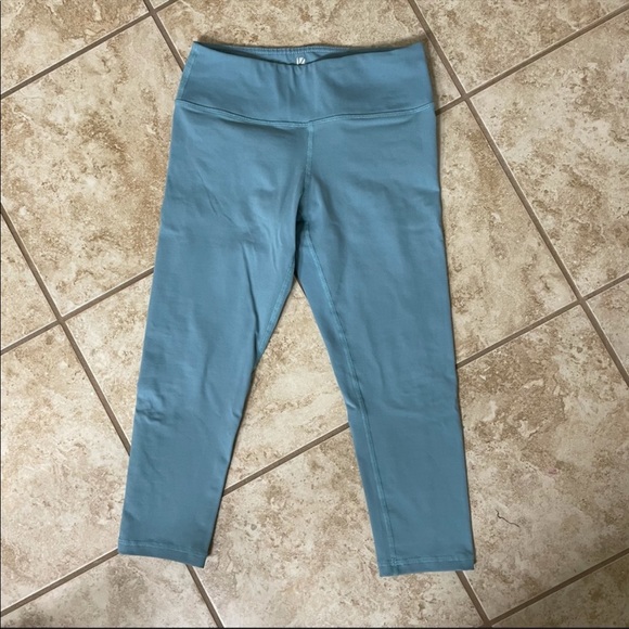 BuffBunny Capris - Picture 5 of 6